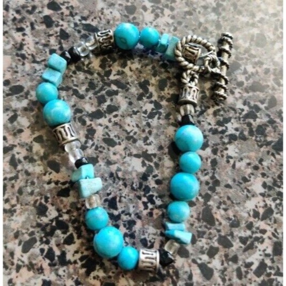 Turquoise Bead Chip Silvertone Beaded Bracelet 7.5"
